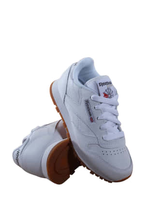 白色背景上的白色 Reebok Classic 運動鞋配橡膠鞋底。 — Huawei MatePad Air (2025) 壁紙