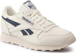 白色 Reebok Classic 運動鞋，帶有海軍藍色條紋和 Union Jack 標誌。 — 健身 壁紙