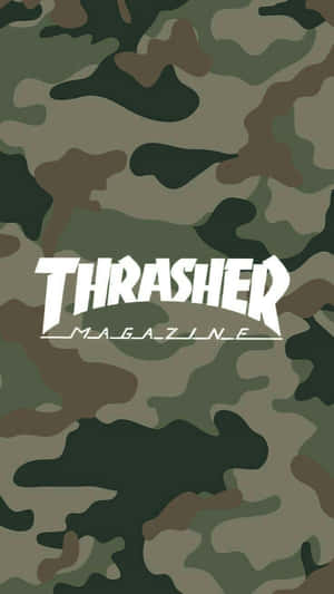 迷彩背景上的 Thrasher Magazine 標誌