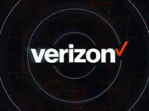 Verizon 標誌，白色文字和橙色勾號，位於深色網格背景上。
