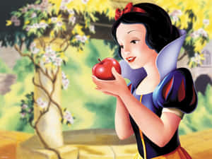 白雪公主喺有開花樹木嘅花園入面拎住一個紅蘋果。