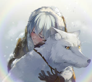一位銀髮女孩穿著冬季外套，在柔和光線下的雪景中擁抱一隻白狼。