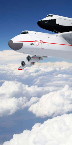 NASA穿梭機載運飛機載著穿梭機在雲層上方飛行 — 18:9 壁紙