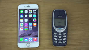 並排現代iPhone和復古Nokia電話在木質表面