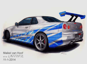 銀色日產Skyline R34，帶有藍色賽車貼紙和大型尾翼。