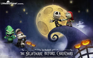 Jack Skellington 和 Sally 在螺旋形山丘上，有南瓜燈，在巨大的月亮下。