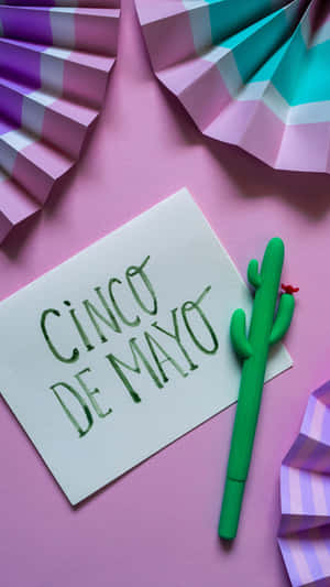 Cinco de Mayo 賀卡，粉紅色背景上有綠色仙人掌筆和紙扇。 — iPhone 6 壁紙