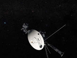 一艘銀色太空船漂浮在星光閃爍的太空黑暗中。