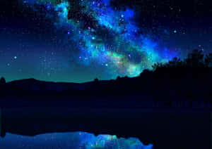 繁星點點的夜空，色彩繽紛的星雲倒映在寧靜的湖面上，周圍環繞著黑暗的輪廓。 — 動漫風景 壁紙