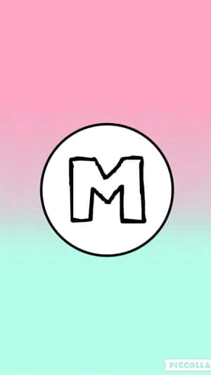 一個風格化的字母M在圓圈內，置於粉彩漸變背景上。