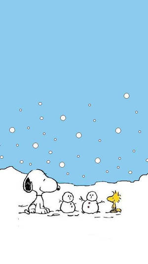 史努比和胡士托與雪人在白雪皚皚的冬日景色中。