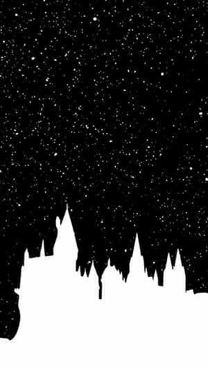 黑色城堡剪影在繁星點點的夜空背景下。