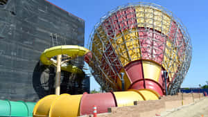 陽光明媚的日子裡，水上樂園正在建設中的彩色水上滑梯。