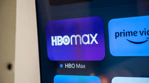 HBO Max 應用程式圖示顯示在串流裝置螢幕上，旁邊是 Prime Video。