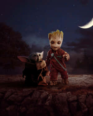 Baby Yoda 和 Groot 一起站在夜晚森林中的新月下。 — 寶寶尤達 壁紙