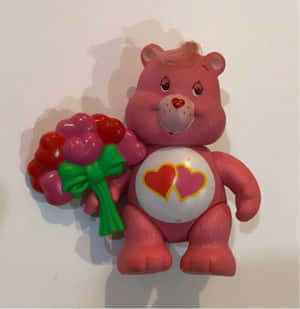 粉紅色Care Bear玩具拿著一個心形花束。