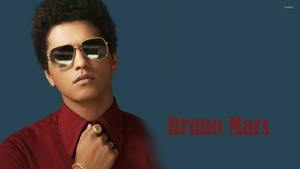 Bruno Mars 戴著太陽眼鏡和紅色襯衫調整衣領。