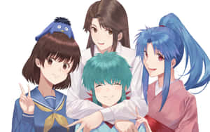 四個穿著學校和傳統服裝的動畫女孩微笑著一起擺姿勢。