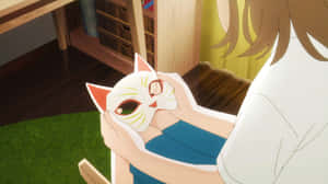 室內一個人揸住一個白色貓面具，有紅色耳仔同綠色眼睛。 — Hello kitty 美學 GIF 壁紙