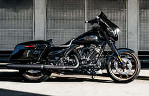 黑色Harley-Davidson電單車停泊在工業牆附近的行人路上。