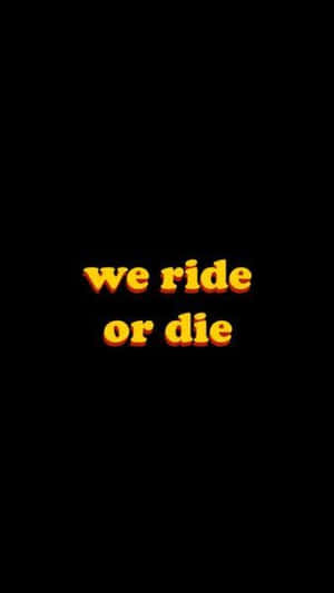 黑色背景上發光的橙色文字「we ride or die」。