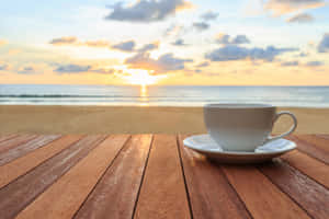 白色咖啡杯 木桌 海灘 日落