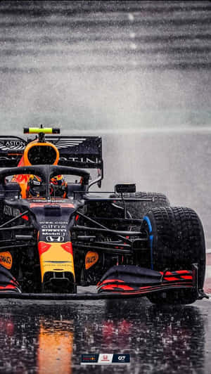紅牛車隊F1賽車在滂沱大雨中於濕滑賽道上疾馳。