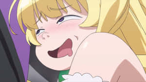 金發動漫女孩，臉頰泛紅，閉著眼睛大笑。