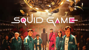 Squid Game 玩家穿著綠色運動服，在一個灑下現金的迪斯科球下。
