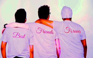 三位朋友背對背站著，互相搭著肩膀，穿著寫有 Best Friends Forever 的襯衫。 — 友誼日 壁紙