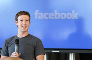 馬克·扎克伯格在Facebook活動中拿著麥克風發言。