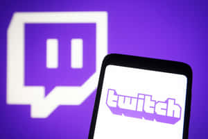 智能手機顯示 Twitch 應用程式標誌，背後投射出 Twitch 標誌。