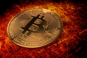 一枚金色比特幣硬幣放在熾熱紋理背景上。