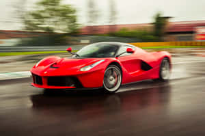 紅色法拉利 LaFerrari 在潮濕賽道上高速行駛，帶動態模糊。 — 4K 法拉利 壁紙