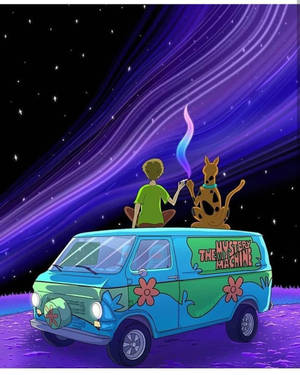 史酷比和一個男孩在星空紫色天空下的貨車上，有彩虹煙霧。