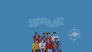 七位K-pop偶像在藍色背景上以「WAVE」和「ATEEZ」標誌擺姿勢。
