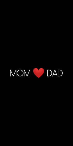 黑色背景上顯示 MOM heart DAD 的文字