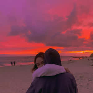 情侶在沙灘上擁抱，夕陽燦爛