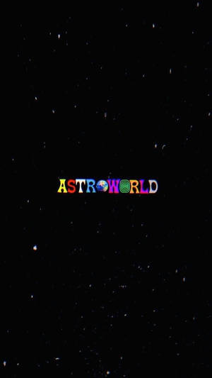 彩虹色「ASTROWORLD」文字，帶有地球儀字母，襯以星空夜空。