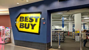 Best Buy電子產品店入口，內部可見顧客同產品展示。