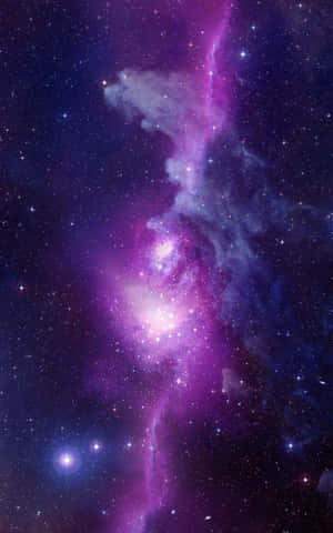 一個在深空中充滿星星的發光紫色和藍色星雲。