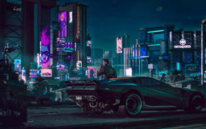 夜晚在發光的霓虹城市中，一個人站在一輛未來感汽車旁。