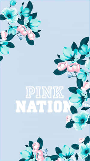 花卉牆紙，粉紅色和藍色花朵框住文字「PINK NATION」。 — 熱粉紅美學 壁紙