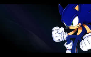 Sonic the Hedgehog 以戰鬥姿勢站在深色背景前，眼睛發光。