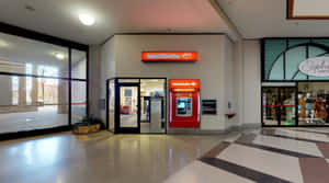 購物中心內的 Bank of America 自動櫃員機，附近有禮品店。
