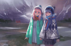兩個動漫女孩穿著冬季服裝，站在白雪覆蓋的山地景觀中。 — 日出 壁紙