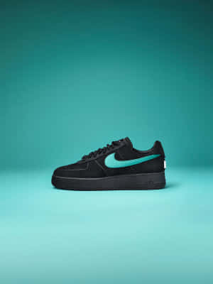 黑色Nike Air Force 1運動鞋，帶有青綠色swoosh，背景為青綠色漸變。