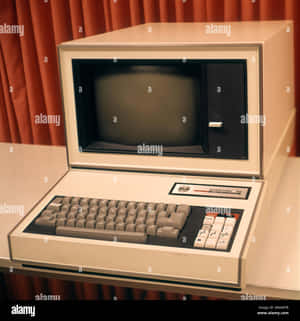復古米色 Spectra 3000 電腦，配備 CRT 屏幕和數字鍵盤，置於桌上。