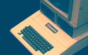 復古Apple II電腦，米色外殼和深色鍵盤，藍色背景。