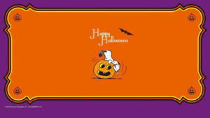 史努比穿著鬼魂服裝坐在南瓜燈上，帶有「Happy Halloween」文字。